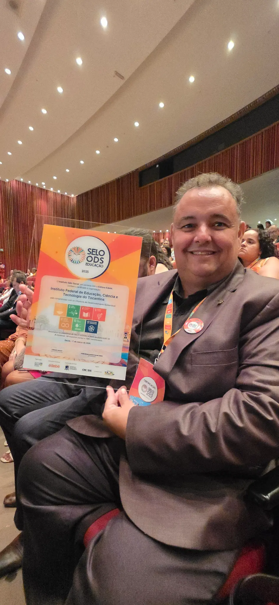 Prof. Hebert recebendo o Selo Social ODS Educação 2025 pelo Projeto ApisSense